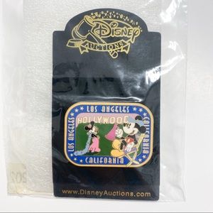 NEW Disney Auctions Mickey & Minnie in LA pin